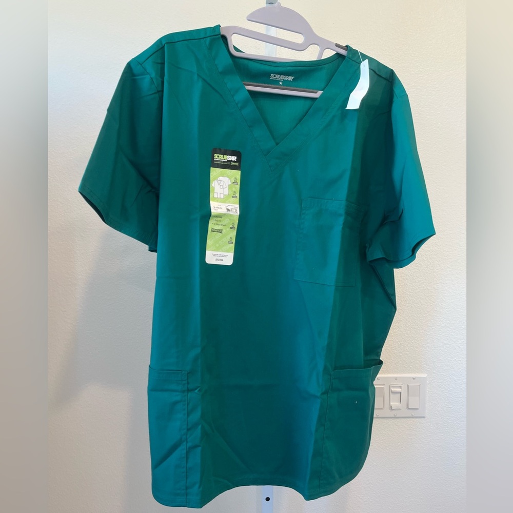 NWT Scrubstar Unisex V-Neck Top in Green